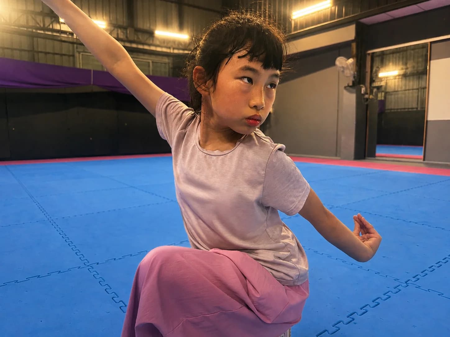 學員在秦月訓練場持續練習武術動作。