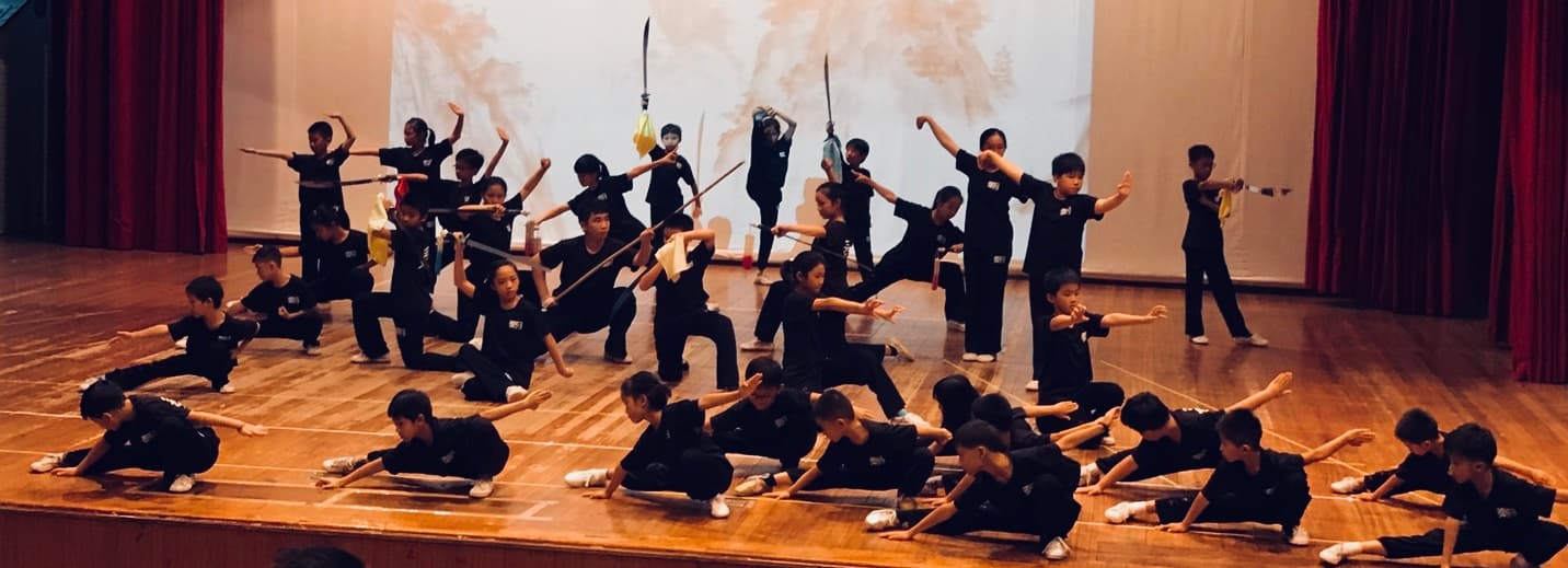 不同學習階段的學員在安琪園舞台上共同完成武術演出。
