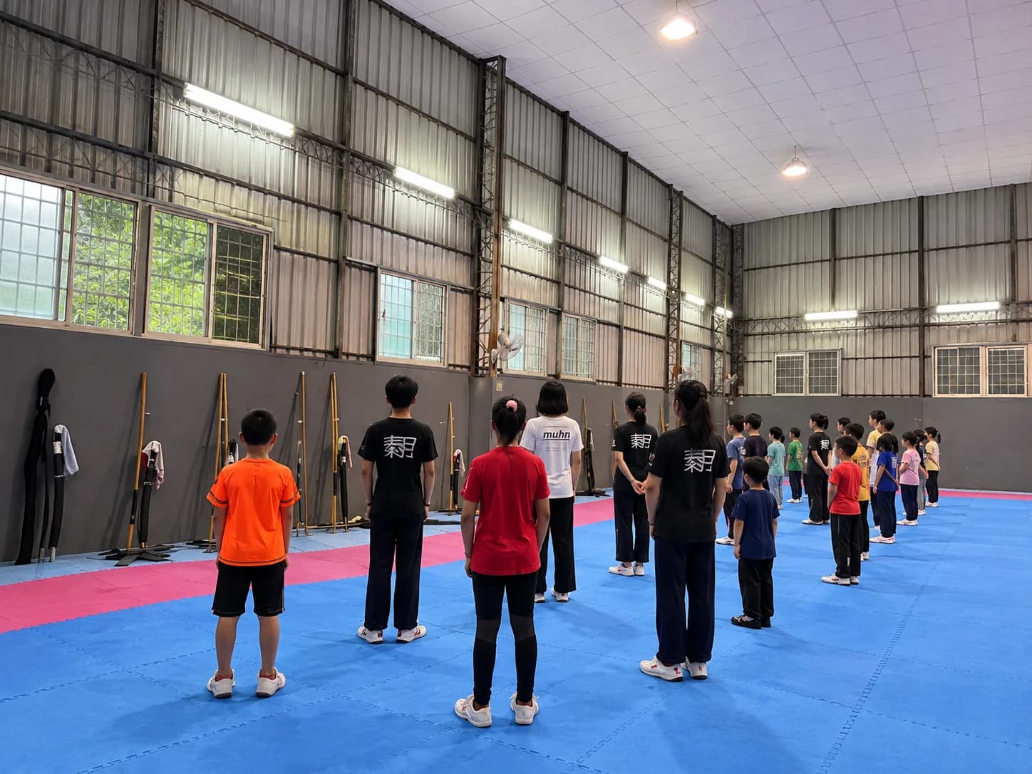 秦月兒童學員在教室中集合準備練習