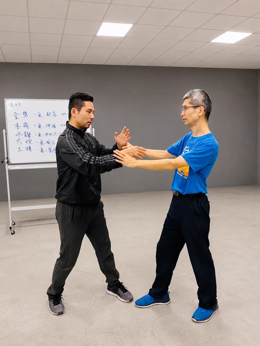 秦月教練以雙人練習引導成人學員調整動作